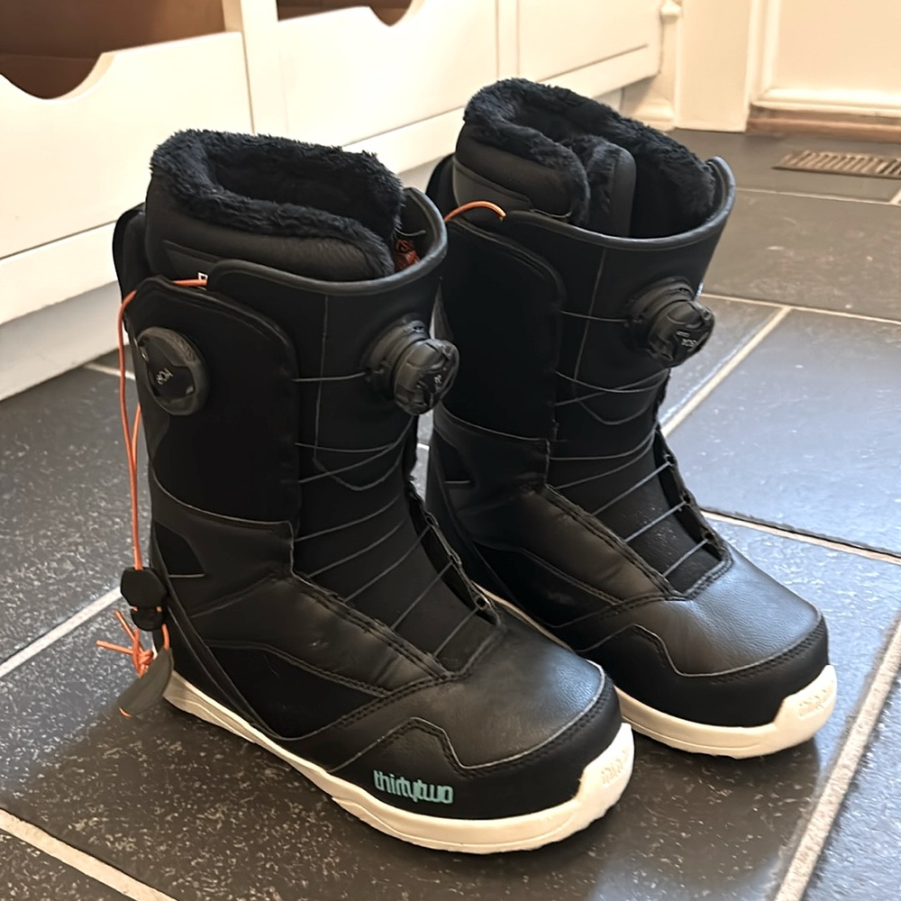 Black snowboard boots size 8.5